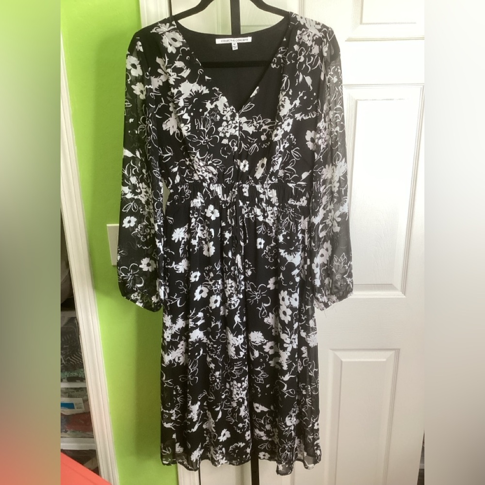 FINAL SALE - Collective Concepts Monochrome Floral V-Neck Dress, size Medium